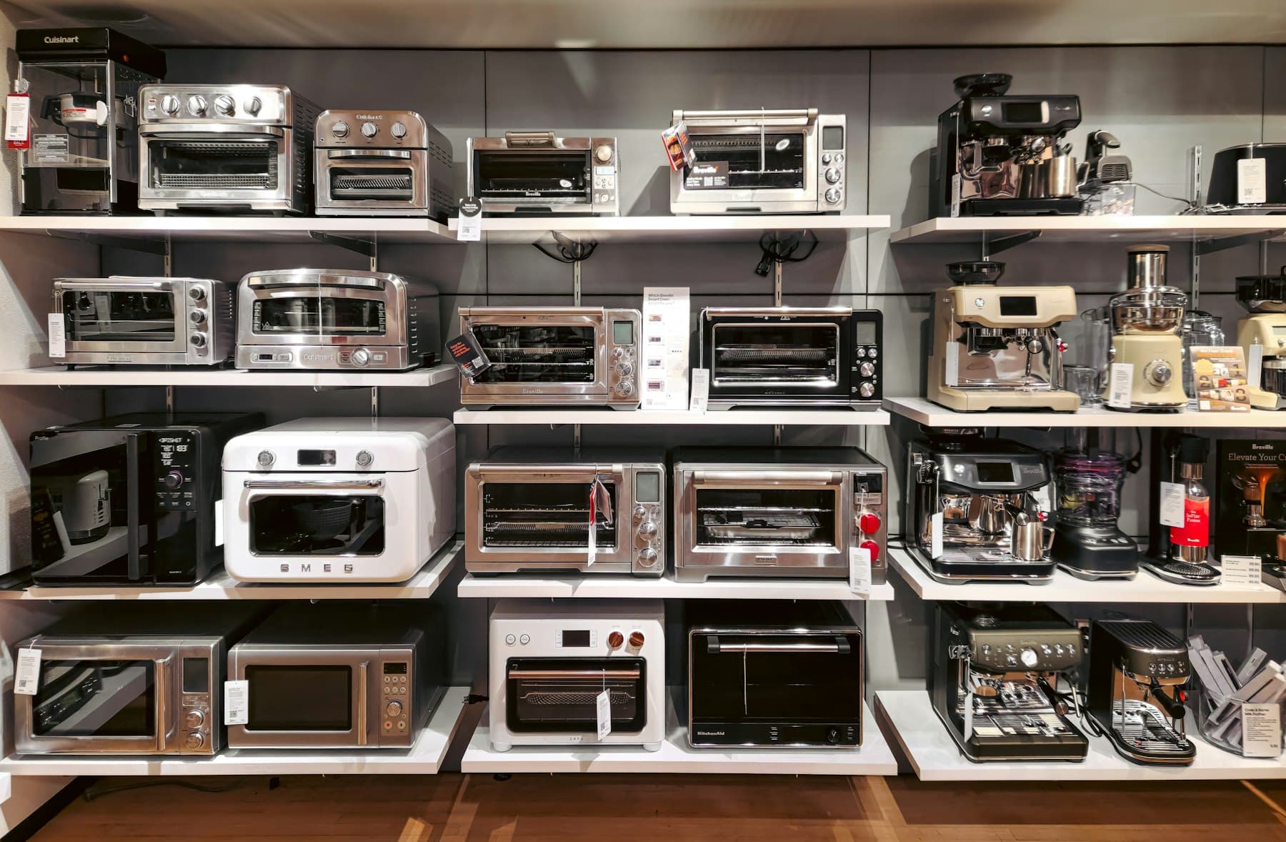 Rayons d'un magasin garnis de fours, micro-ondes et petits appareils